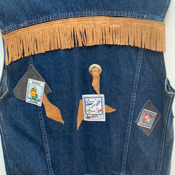 Anne Klein VINTAGE Denim vest. World traveler patches and fringe size large - Picture 13 of 17